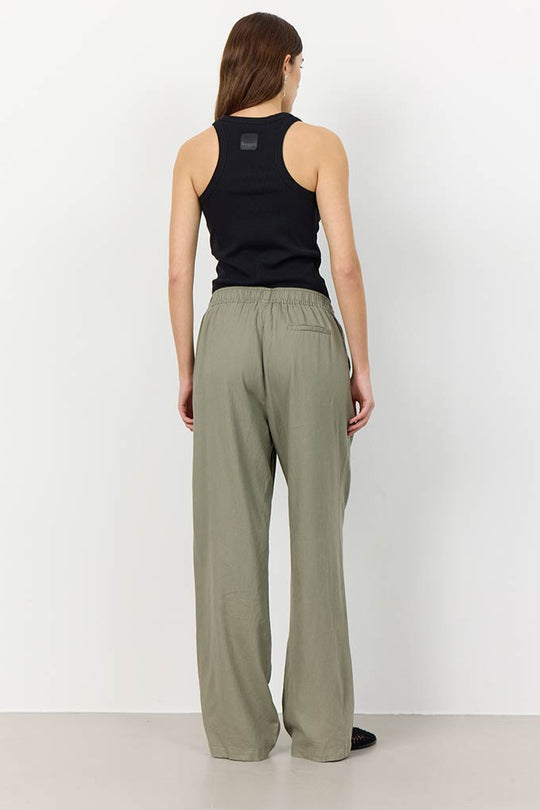 Leveté Room LR-NAJA 7 bukser i dark moss hørblanding med elastisk linning og brede ben. Elegant, afslappet og komfortabel.