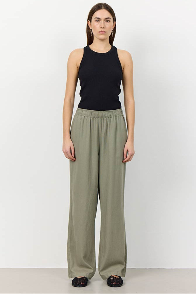 Leveté Room LR-NAJA 7 bukser i dark moss hørblanding med elastisk linning og brede ben. Elegant, afslappet og komfortabel.