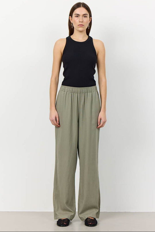 Leveté Room LR-NAJA 7 bukser i dark moss hørblanding med elastisk linning og brede ben. Elegant, afslappet og komfortabel.