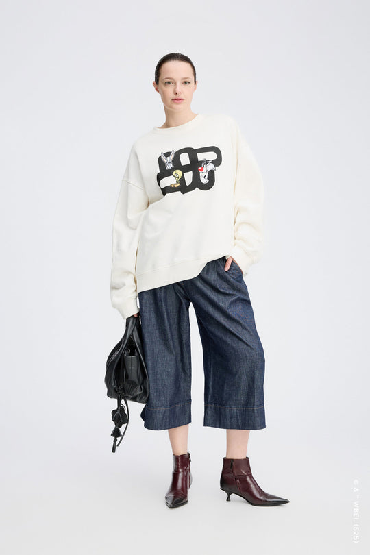 Munthe Linki sweatshirt i ivory – blød oversize sweatshirt med Tweety- og Sylvester-broderi, MUNTHE-emblemprint og "LOONEY TUNES X MUNTHE"-detalje.