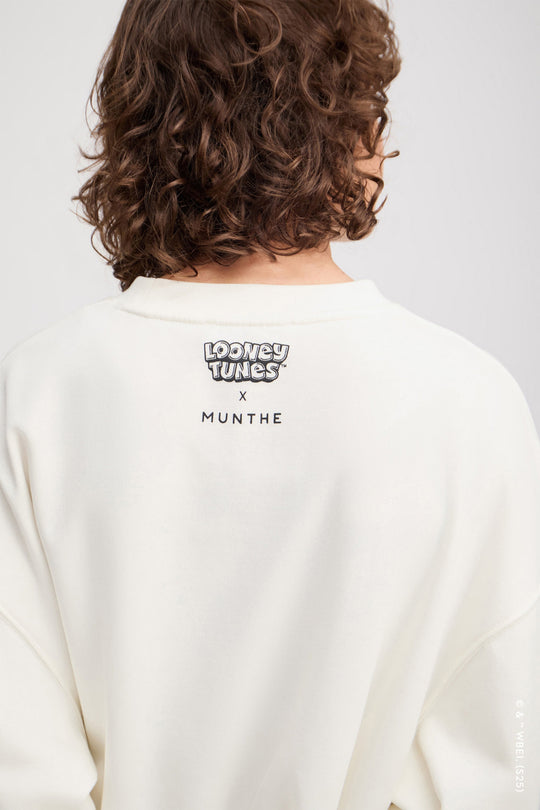 Munthe Linki sweatshirt i ivory – blød oversize sweatshirt med Tweety- og Sylvester-broderi, MUNTHE-emblemprint og "LOONEY TUNES X MUNTHE"-detalje.