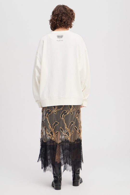 Munthe Linki sweatshirt i ivory – blød oversize sweatshirt med Tweety- og Sylvester-broderi, MUNTHE-emblemprint og "LOONEY TUNES X MUNTHE"-detalje.