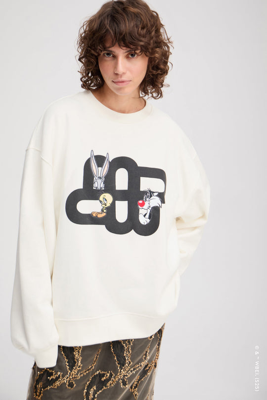 Munthe Linki sweatshirt i ivory – blød oversize sweatshirt med Tweety- og Sylvester-broderi, MUNTHE-emblemprint og "LOONEY TUNES X MUNTHE"-detalje.