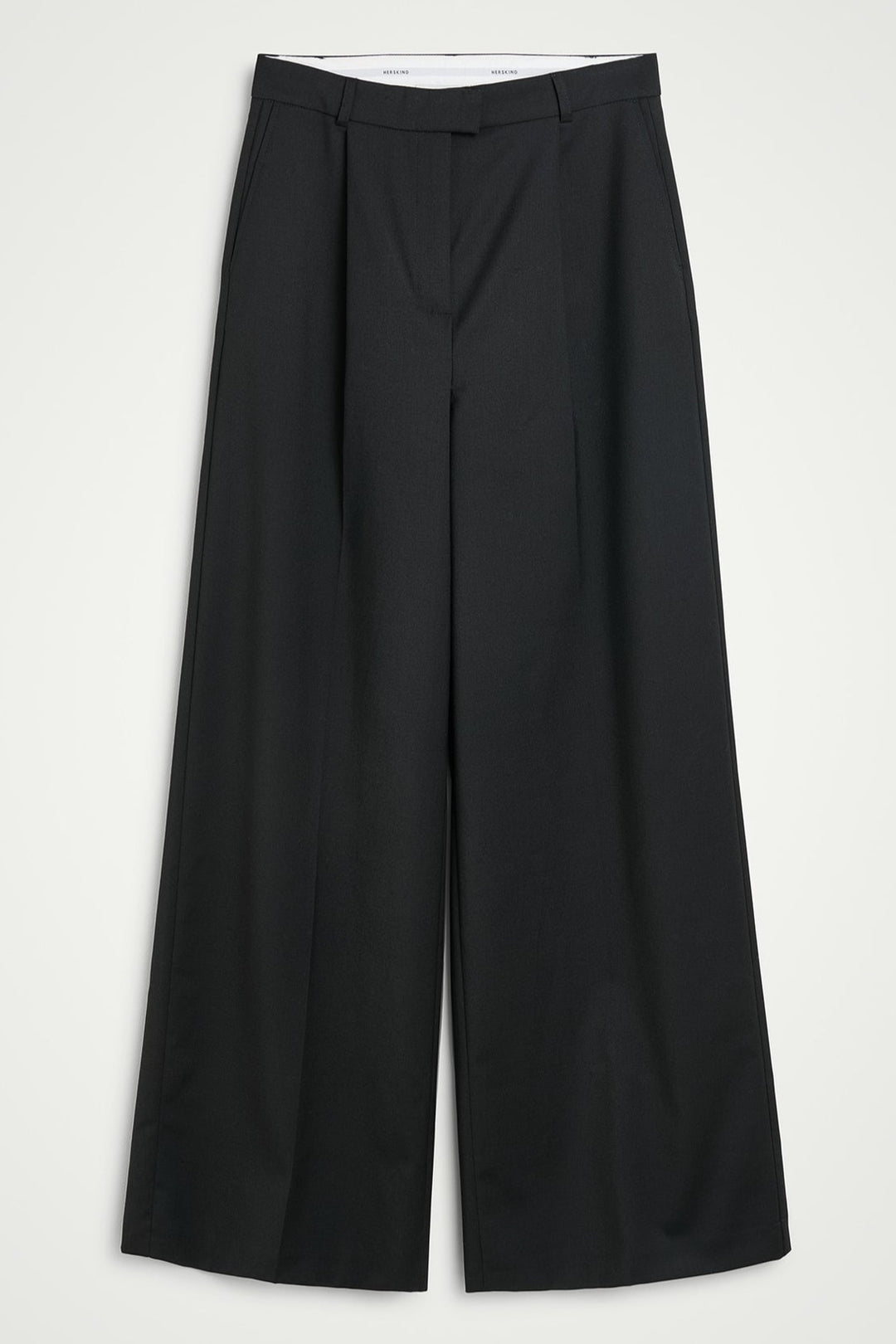 Herskind Kelly Pants – klassiske mørkegrå pinstripe bukser med mid-waist, læg og pressefold.