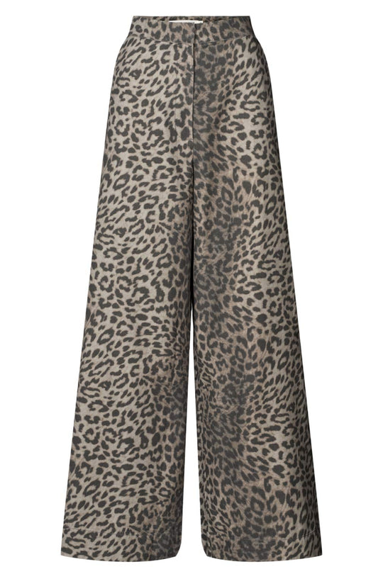 Rabens Saloner Inja Bukser – elegante bukser med leopardprint, bredde ben og tætsiddende talje.