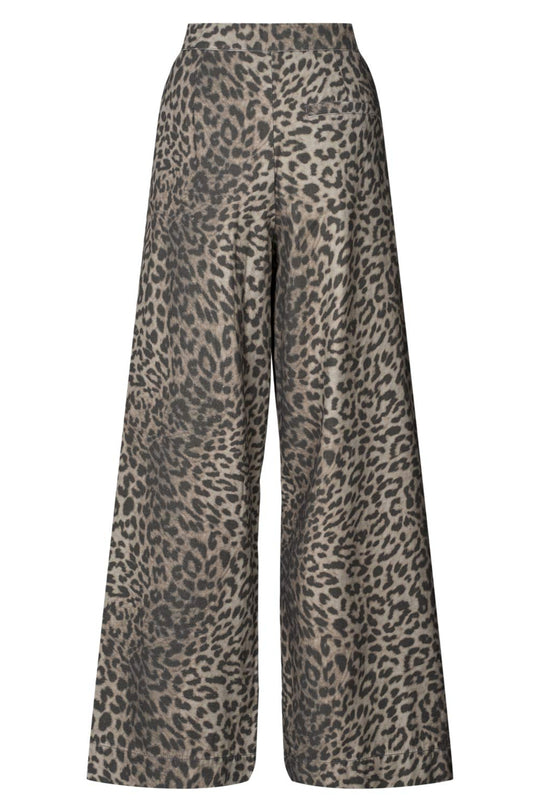 Rabens Saloner Inja Bukser – elegante bukser med leopardprint, bredde ben og tætsiddende talje.