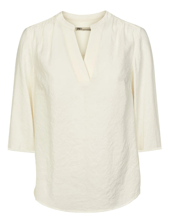 PBO Sara Linalo Bluse i Star White – elegant design med franske sømme, rynket rygstykke og elastiske manchetter.