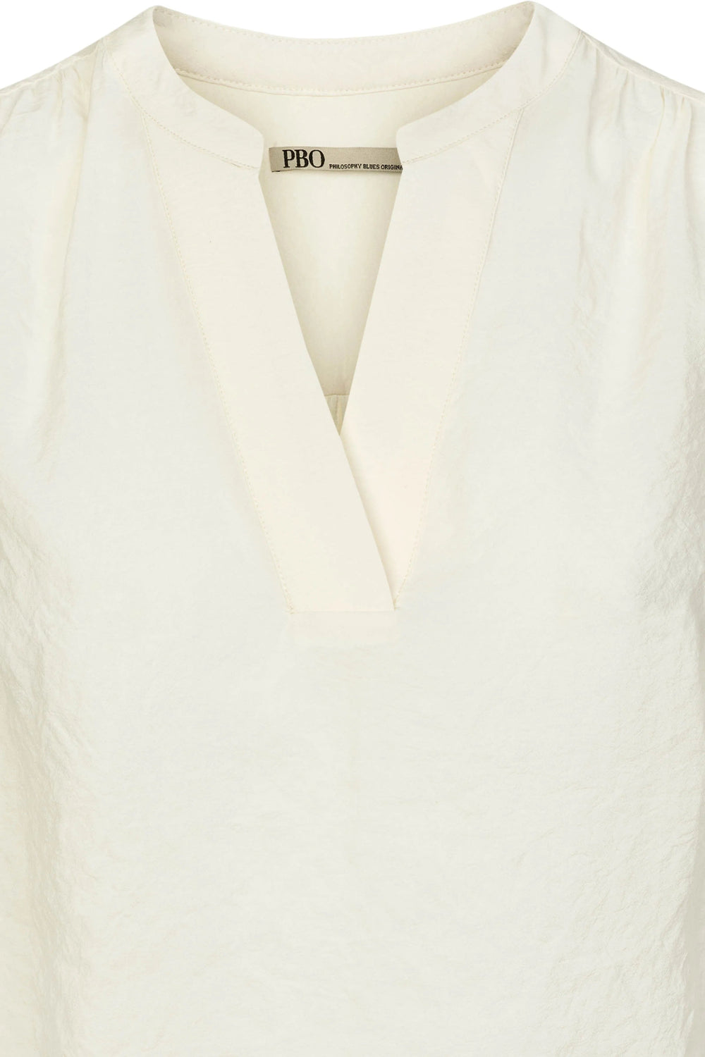 PBO Sara Linalo Bluse i Star White – elegant design med franske sømme, rynket rygstykke og elastiske manchetter.