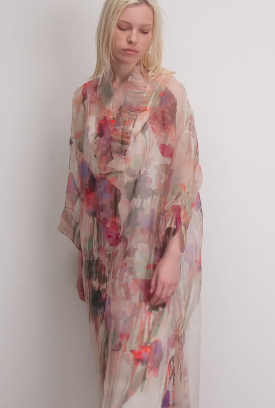Munthe Privet Dress – luksuriøs 100 % silkekjole med kunstprint og unikt design. To-i-en kjole, perfekt til både hverdag og fest.