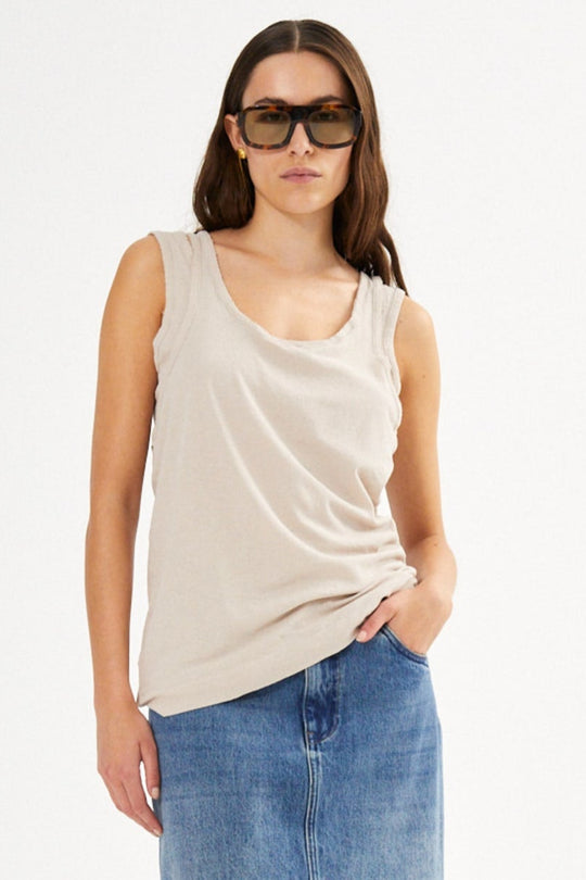 Rabens Saloner Darling Tanktop i Dirty Chalk – let, blød og åndbar sommer-top i strækbar kvalitet med rund hals og dobbelte stropper.