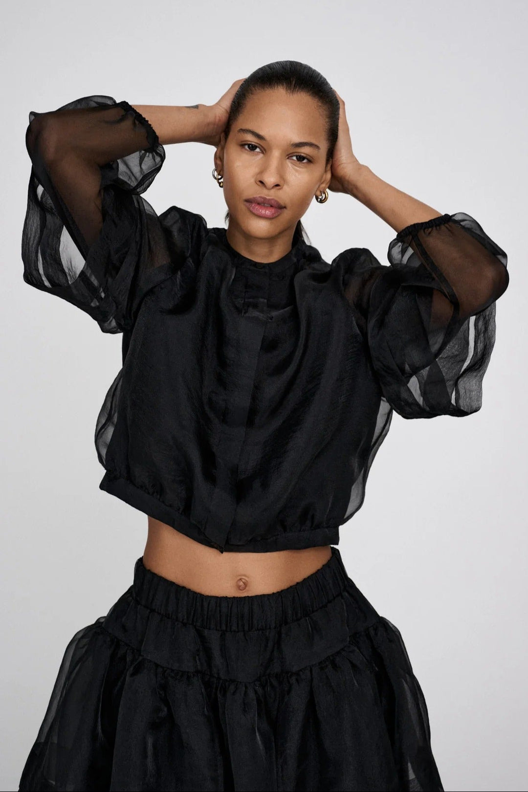 Rabens Saloner Everlyn Organza skjortejakke i sort med slank pasform, cropped længde og transparent design. Lavet i 52 % genanvendt polyester.