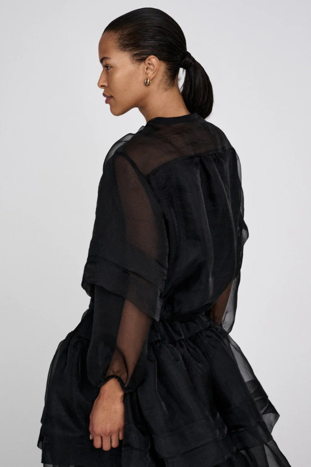 Rabens Saloner Everlyn Organza skjortejakke i sort med slank pasform, cropped længde og transparent design. Lavet i 52 % genanvendt polyester.