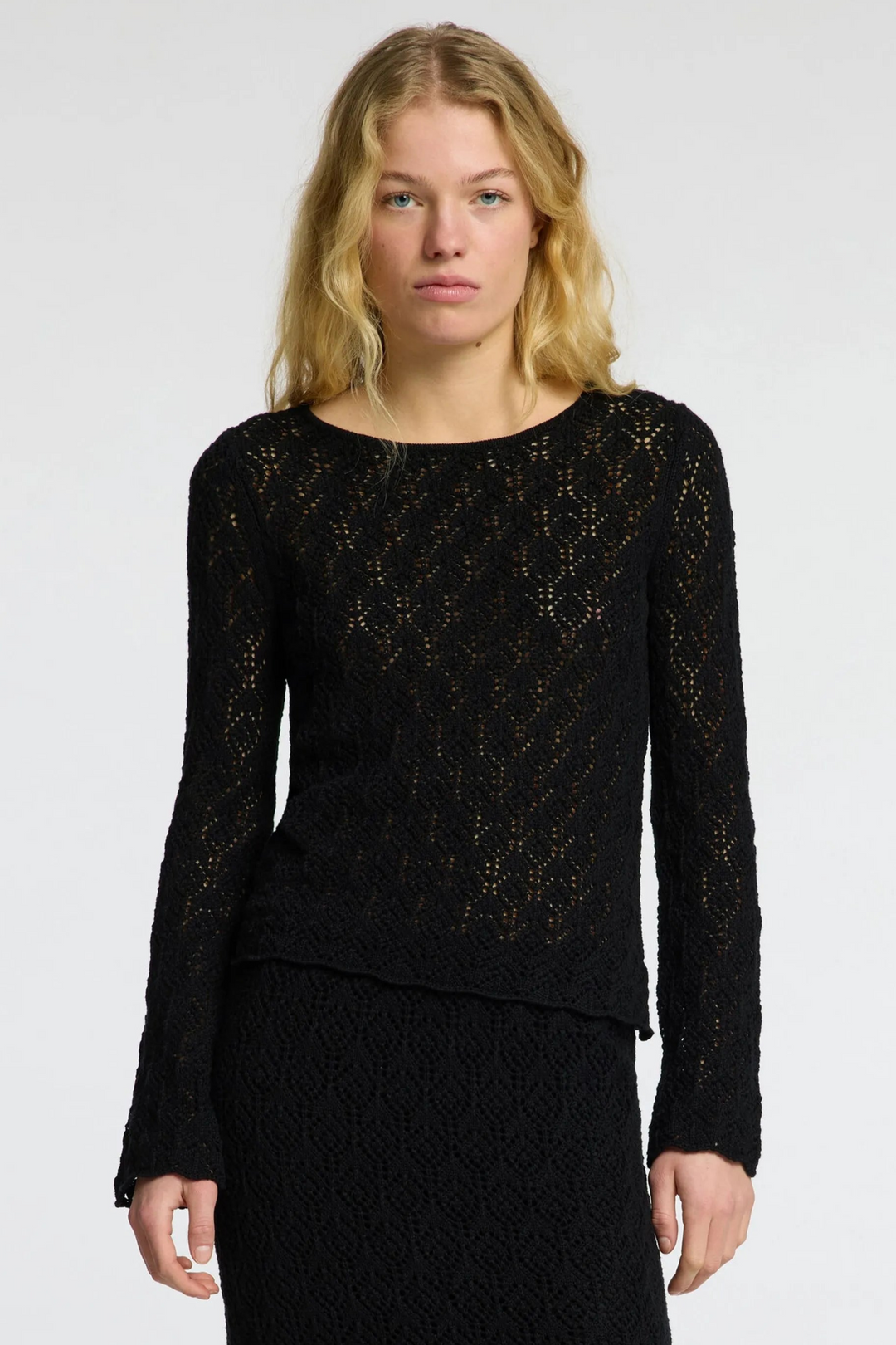 Selected Femme Niva LS Knit O-Neck strikbluse i black med rund hals og ærmer med let vidde – elegant, klassisk og feminint look.