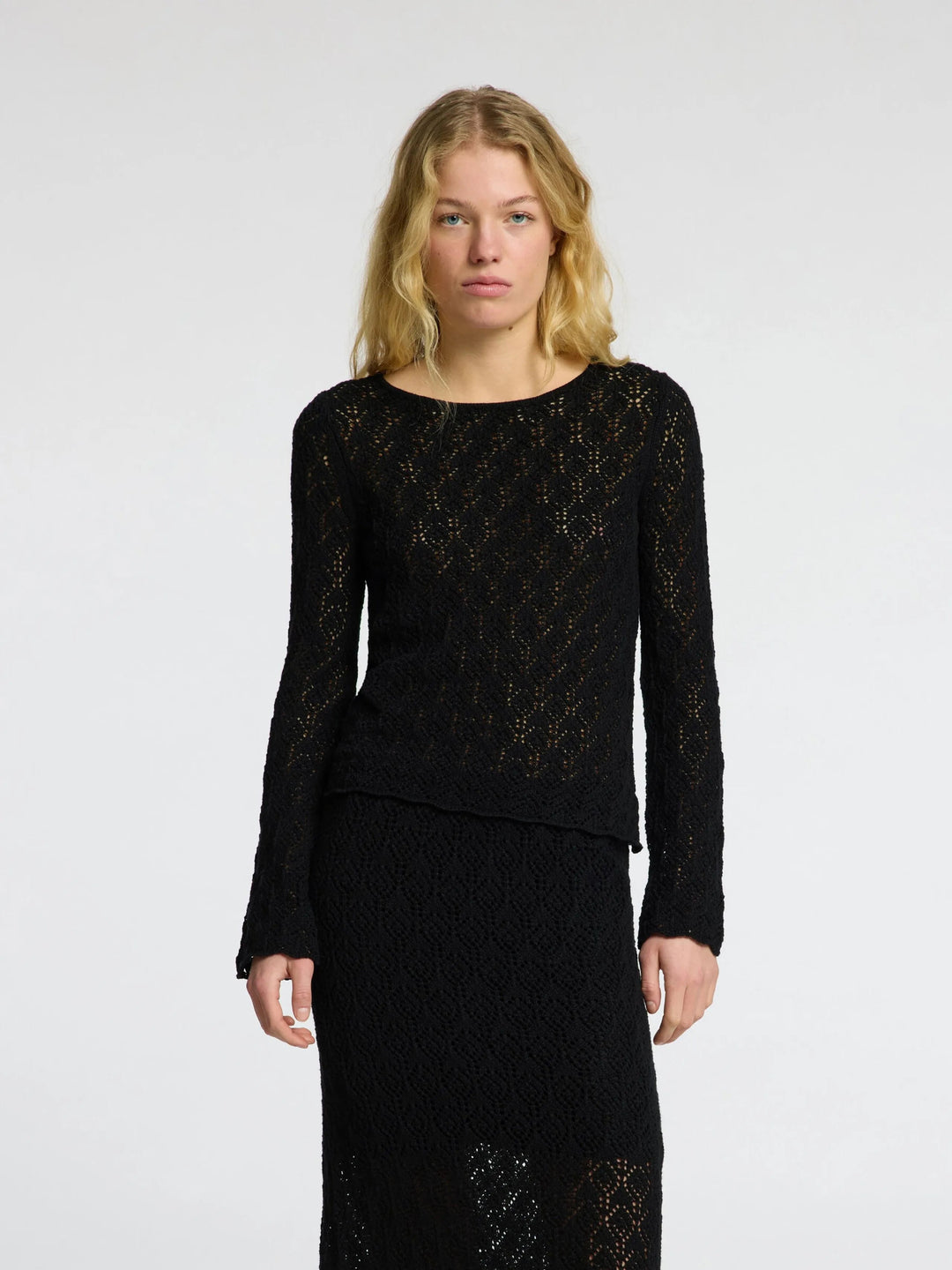Selected Femme Niva LS Knit O-Neck strikbluse i black med rund hals og ærmer med let vidde – elegant, klassisk og feminint look.