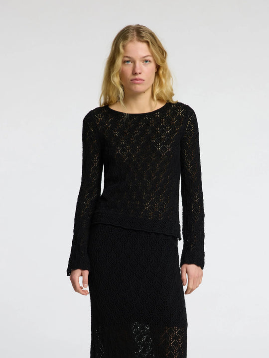Selected Femme Niva LS Knit O-Neck strikbluse i black med rund hals og ærmer med let vidde – elegant, klassisk og feminint look.