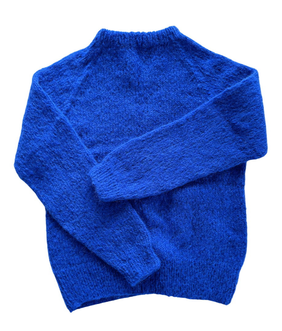 Coffee Beanies Sweater i kobolt blå, strikket i en blanding af alpaka og uld med rund hals.