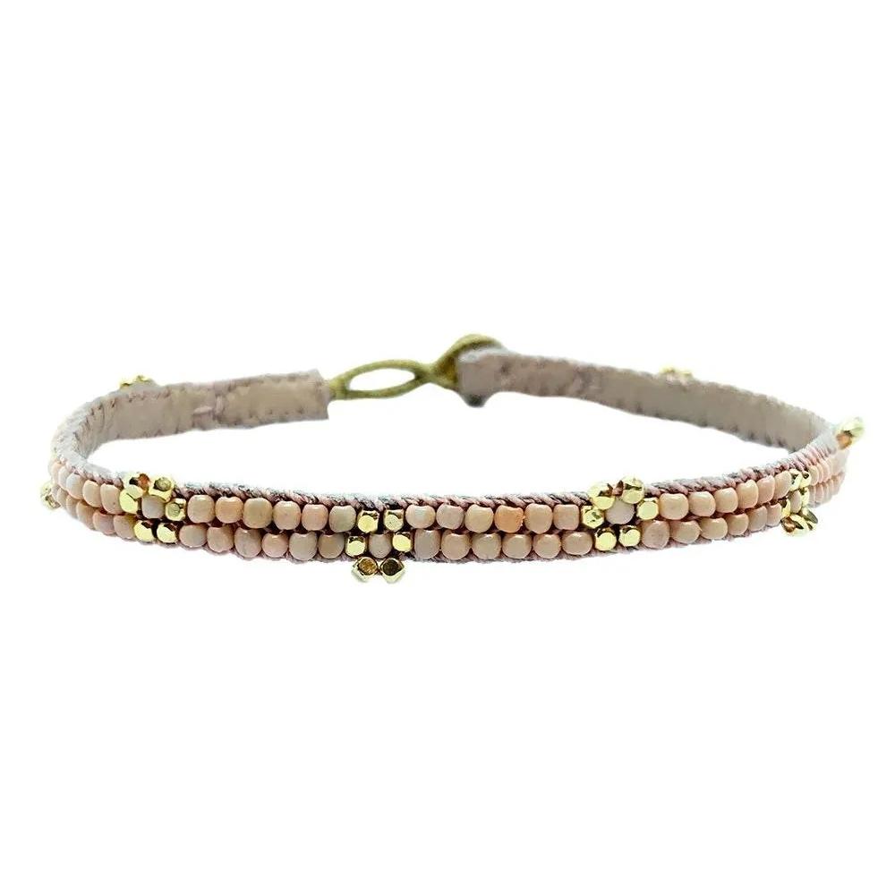 Håndlavet IBU Jewels The Daisy Salmon armbånd med Miyuki-perler, 14K gulddetaljer og ægte læder. Justerbar længde. Elegant og komfortabelt.