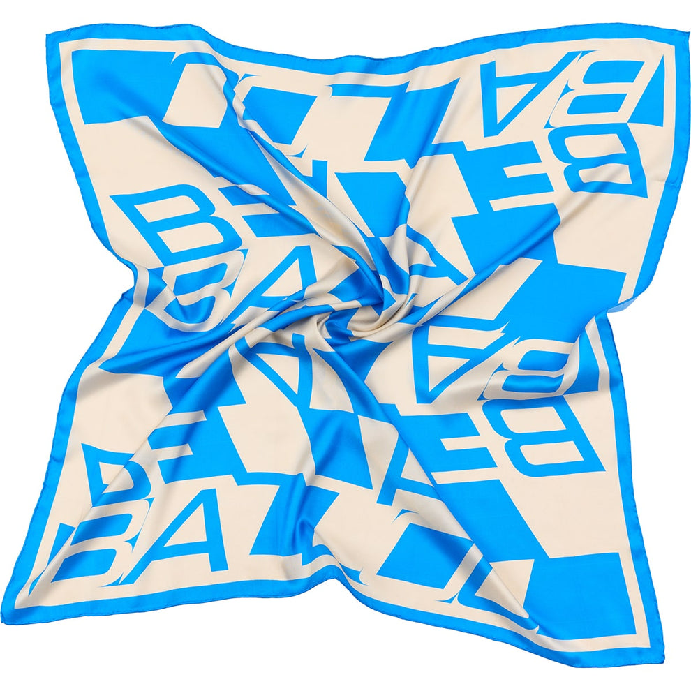 Bella Ballou BB Chess Scarf i blå/creme – kvadratisk silketørklæde med grafisk logo motiv og håndsyede rullekanter.
