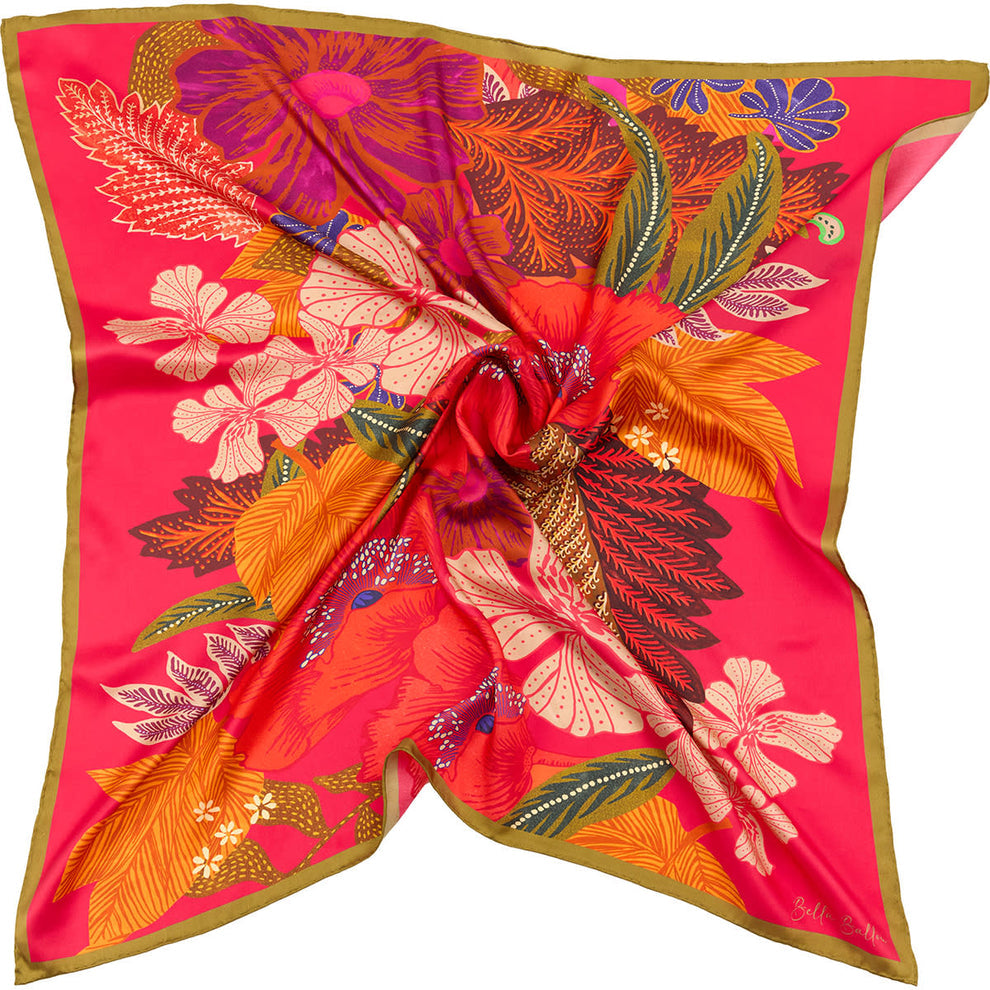 Bella Ballou Bouquet Scarf i rød/pink – kvadratisk silketørklæde med blomsterprint og håndsyede rullekanter.
