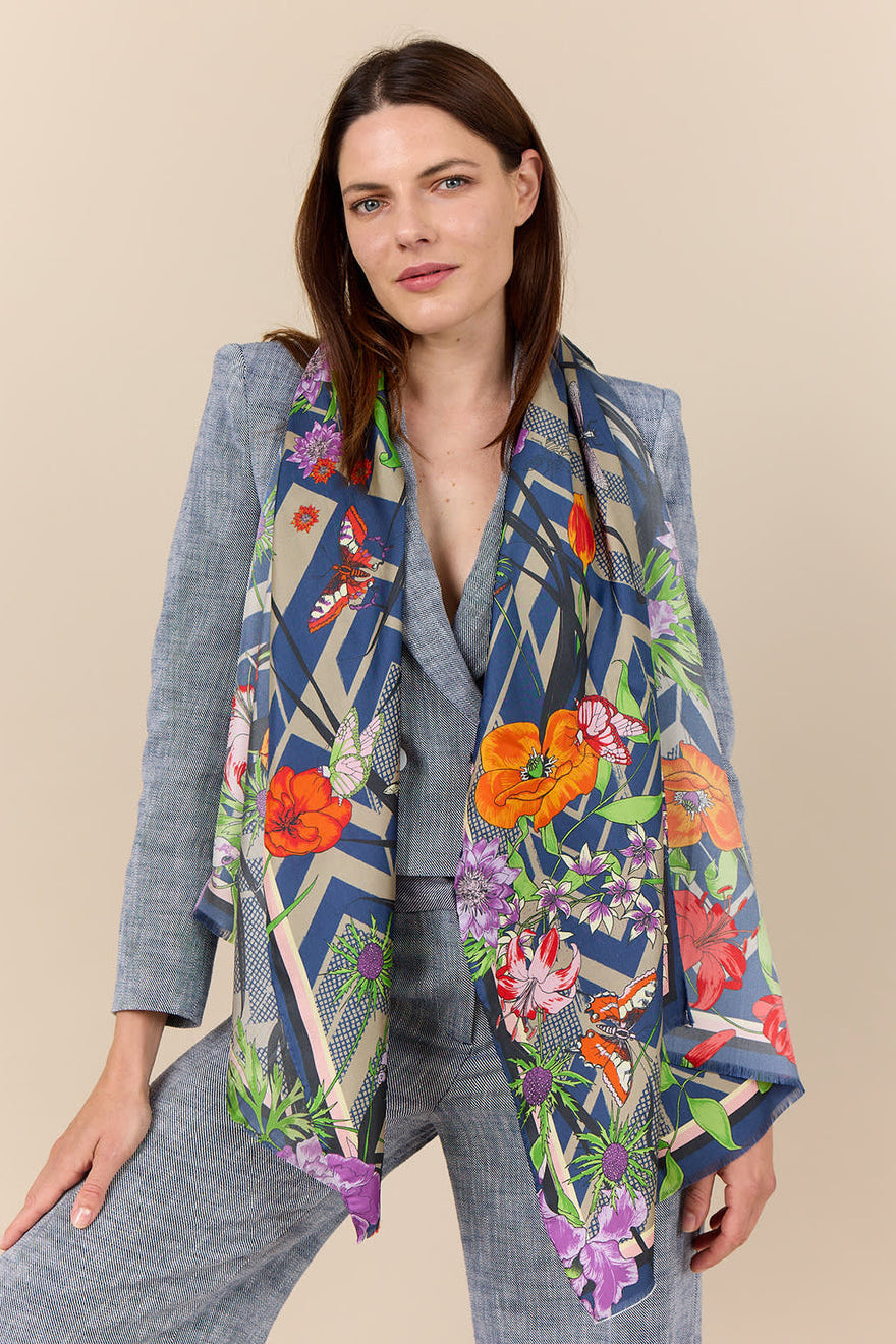 Bella Ballou Living Garden Zigzagged Scarf i blå/sand – aflangt silketørklæde med blomstermotiv, zigzag bund og håndsyede rullekanter.
