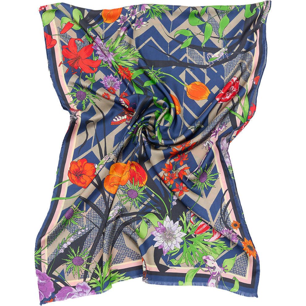 Bella Ballou Living Garden Zigzagged Scarf i blå/sand – aflangt silketørklæde med blomstermotiv, zigzag bund og håndsyede rullekanter.
