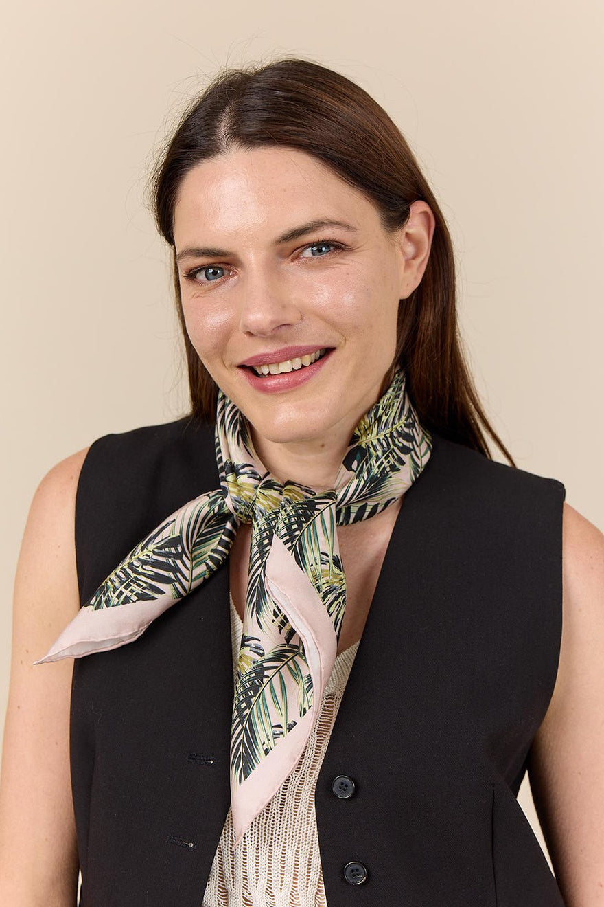 Bella Ballou Palm Leaves Scarf i lyserød/grøn – kvadratisk silketørklæde med palmeprint og håndsyede rullekanter.
