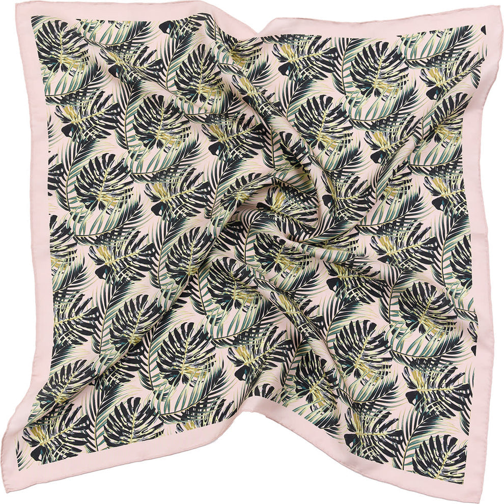 Bella Ballou Palm Leaves Scarf i lyserød/grøn – kvadratisk silketørklæde med palmeprint og håndsyede rullekanter.
