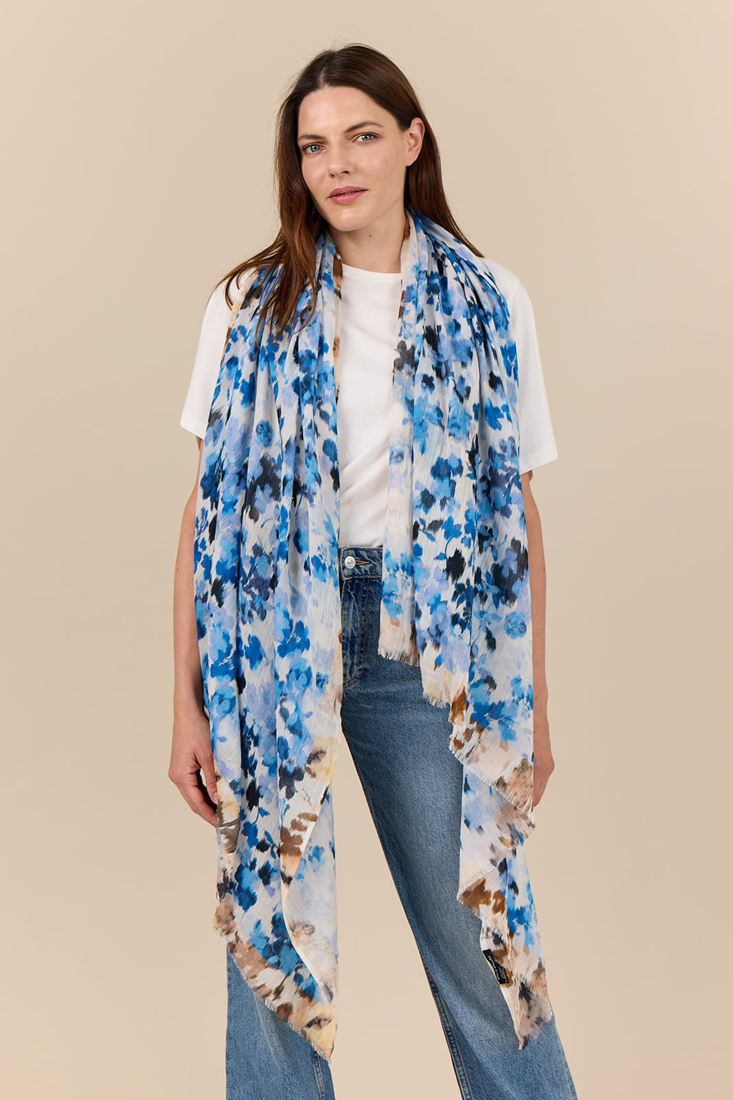 Bella Ballou Blurry Scarf i blå – stort bomuld/modal tørklæde med blurry blomster motiv, kontrastkant og rå ender. Kan også bruges som sarong.

