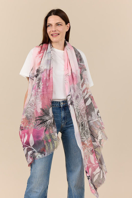 Bella Ballou Love&Care Scarf i pink – aflangt tørklæde i bomuld/modal med abstrakt naturmotiv, rå ender og alsidig styling som sarong.
