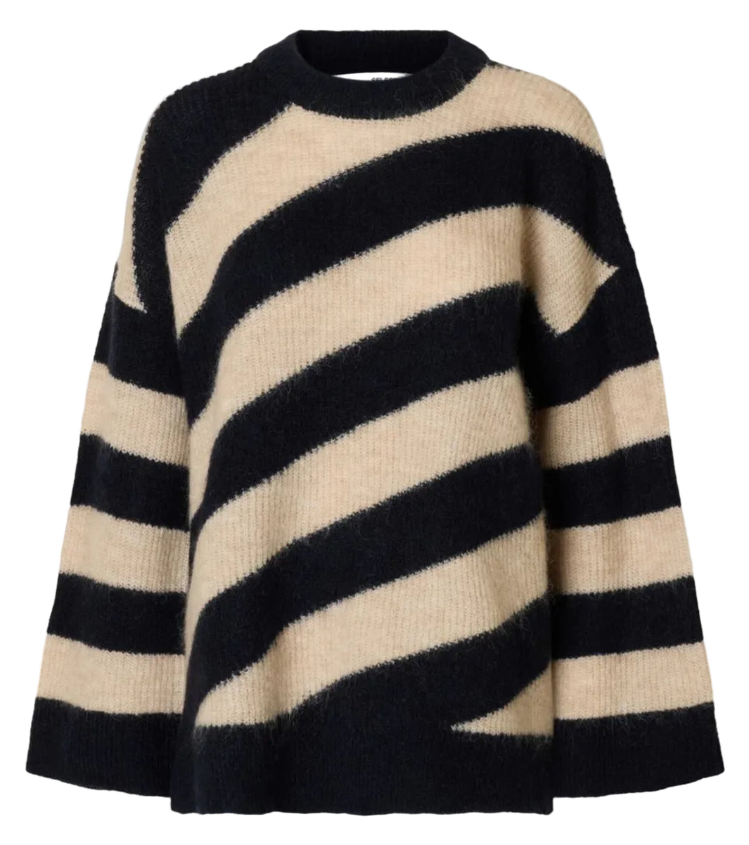 Selected Femme Almina Oversize LS Knit O-Neck i Dark Sapphire/Birch – blød striktrøje med rund hals, lange ærmer og oversized pasform i uldblanding.
