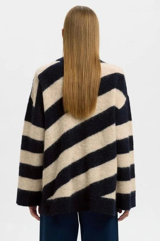 Selected Femme Almina Oversize LS Knit O-Neck i Dark Sapphire/Birch – blød striktrøje med rund hals, lange ærmer og oversized pasform i uldblanding.
