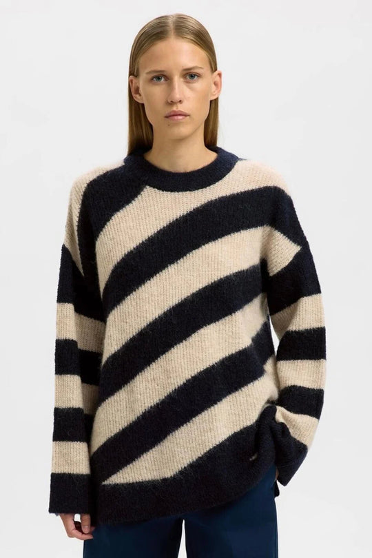 Selected Femme Almina Oversize LS Knit O-Neck i Dark Sapphire/Birch – blød striktrøje med rund hals, lange ærmer og oversized pasform i uldblanding.
