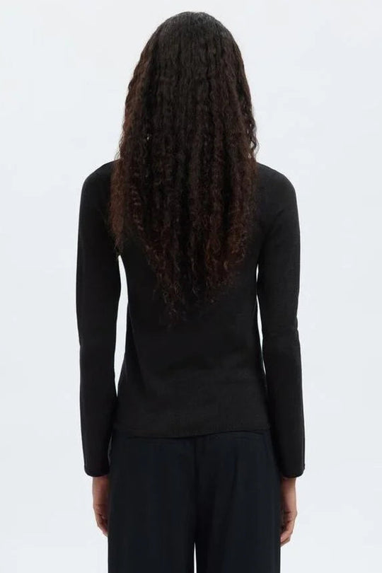 Selected Femme Lura LS Slim Knit Collar Neck i black tonal lurex – strik med polokrave, lange ærmer, ribmanchetter og diskret glimmer.
