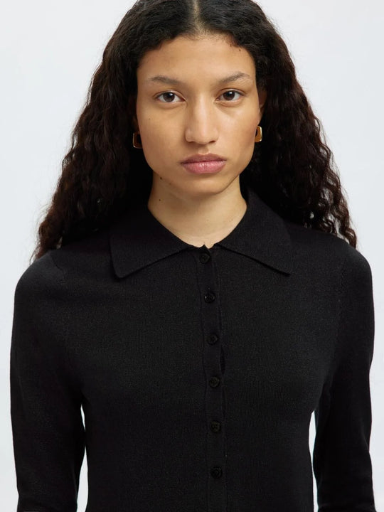 Selected Femme Lura LS Slim Knit Collar Neck i black tonal lurex – strik med polokrave, lange ærmer, ribmanchetter og diskret glimmer.
