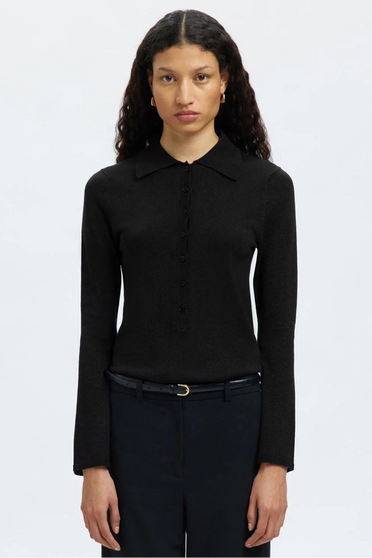 Selected Femme Lura LS Slim Knit Collar Neck i black tonal lurex – strik med polokrave, lange ærmer, ribmanchetter og diskret glimmer.
