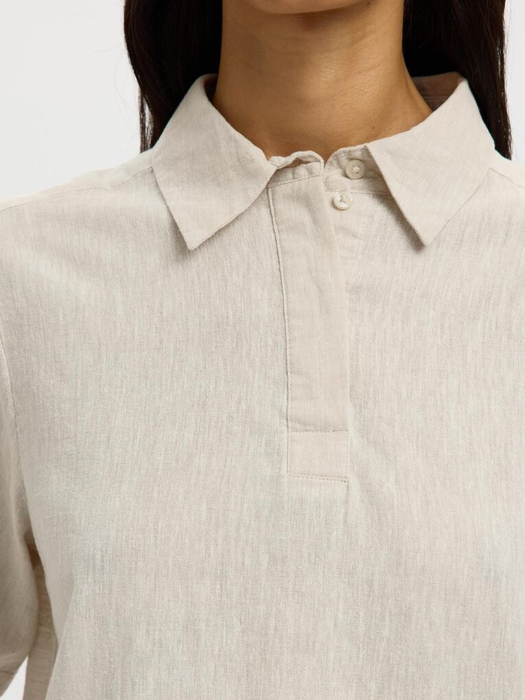 Selected Femme Luisa polo skjorte i sandshell med 3/4 ærmer og krave.