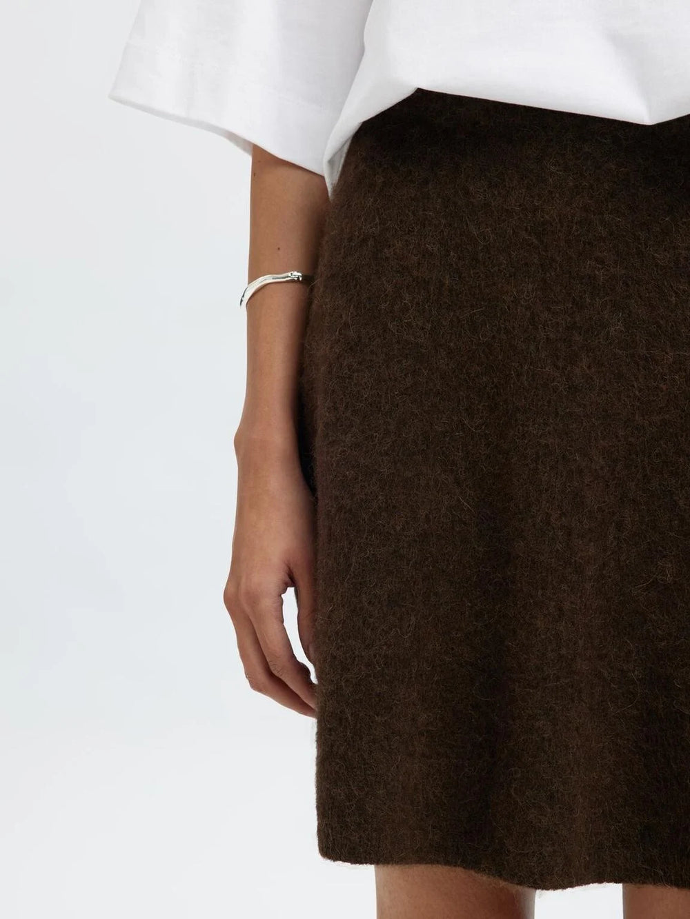 Selected Femme Lulu Brushed HW Knit Skirt i delicioso melange – kort, A-formet striknederdel med høj talje og elastisk linning i blød, børstet kvalitet.
