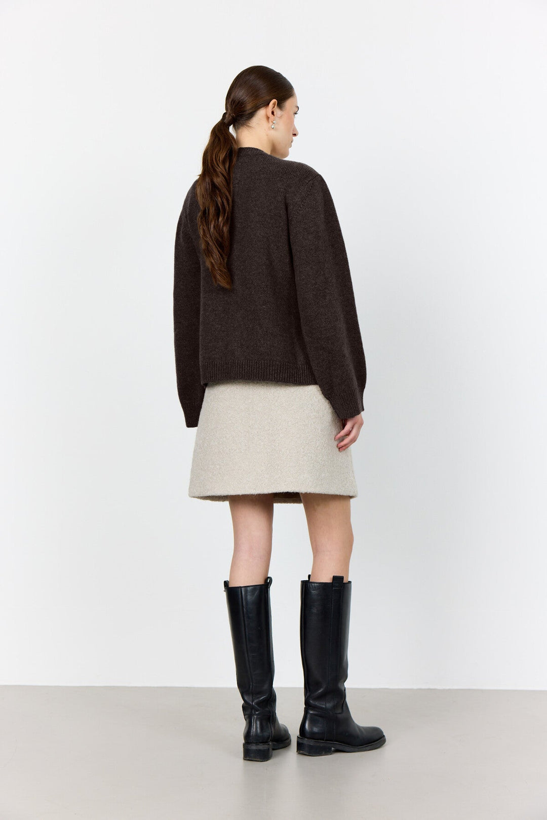 Levete Room LR-Perle 9 Cardigan i Dark Brown, strikket i merinould og cashmere med rund hals og knaplukning.