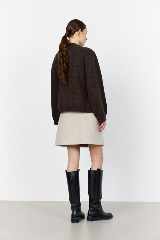 Levete Room LR-Perle 9 Cardigan i Dark Brown, strikket i merinould og cashmere med rund hals og knaplukning.