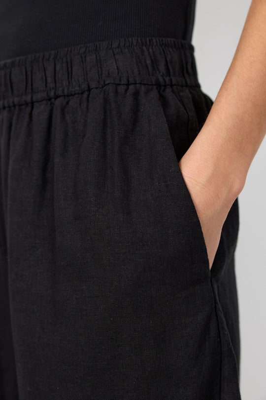 Leveté Room Naja 29 shorts i sort med elastisk talje.