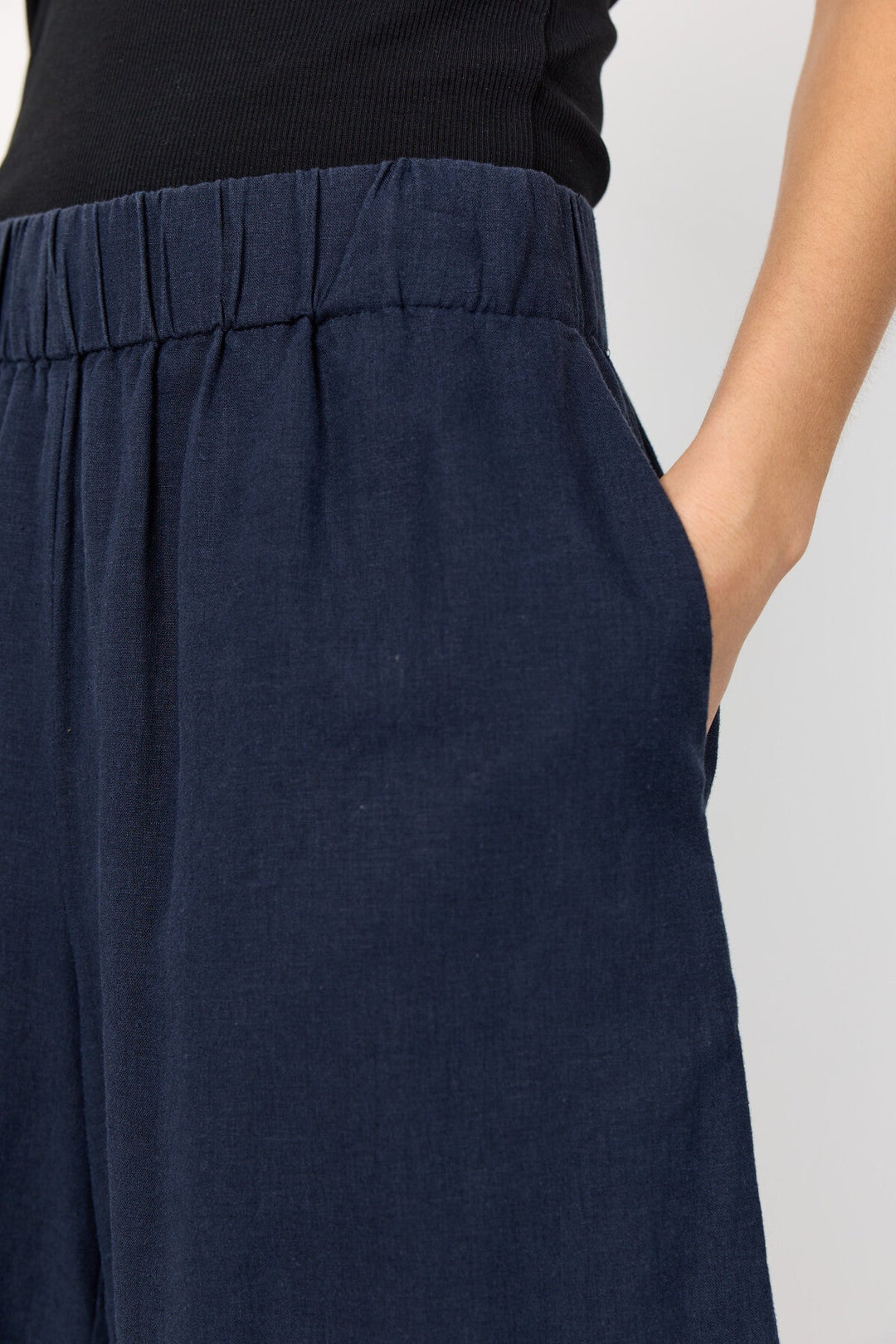 Leveté Room Naja 29 shorts i dark navy med elastisk talje.