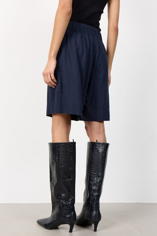 Leveté Room Naja 29 shorts i dark navy med elastisk talje.