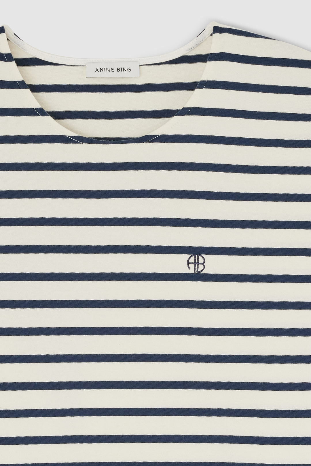 Anine Bing Newton Tee i navy stripe – langærmet t-shirt med rund hals, klassiske striber og diskret ANINE BING-logo på brystet.
