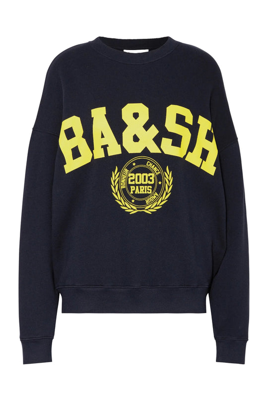 Benjamin sweatshirt i bleu med løs pasform, kort længde og college-inspireret logo. Lavet i økologisk bomuld med stræk. 