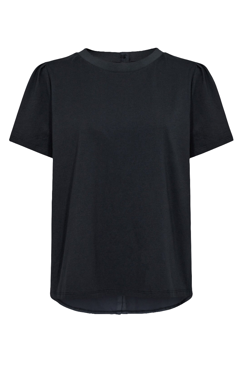 Leveté Room LR-Kowa 5 T-shirt i dark navy – 100 % økologisk bomuld, klassisk rund hals og knapdetaljer på ryggen. 