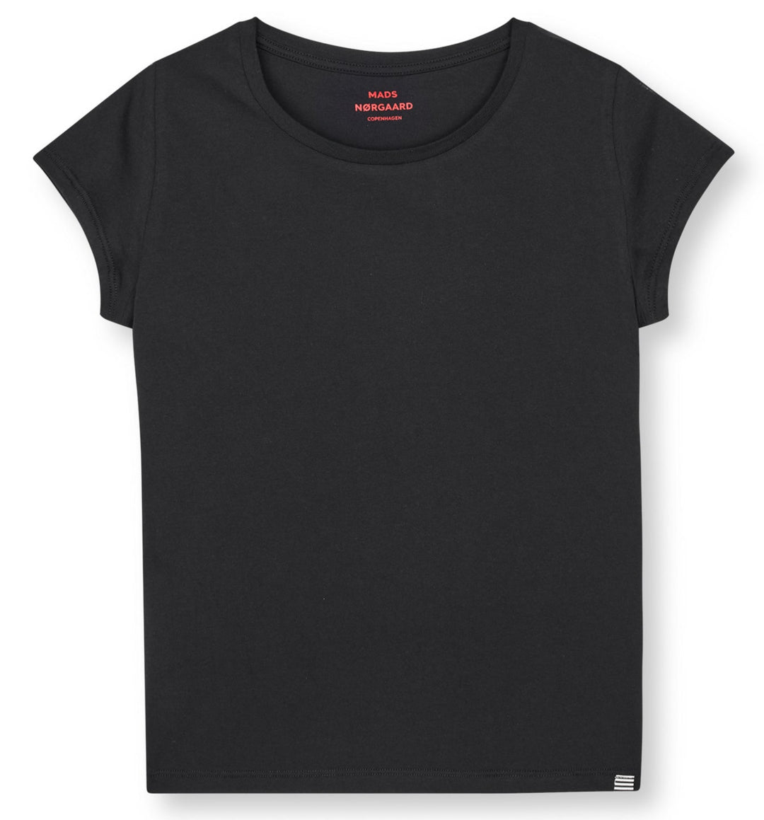 Mads Nørgaard Teasy Tee – tætsiddende T-shirt i 100% økologisk bomuld med korte vifteærmer. Blød, let og perfekt til enhver lejlighed. Cassandra.dk