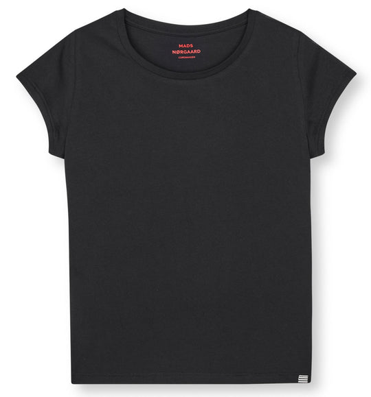Mads Nørgaard Teasy Tee – tætsiddende T-shirt i 100% økologisk bomuld med korte vifteærmer. Blød, let og perfekt til enhver lejlighed. Cassandra.dk