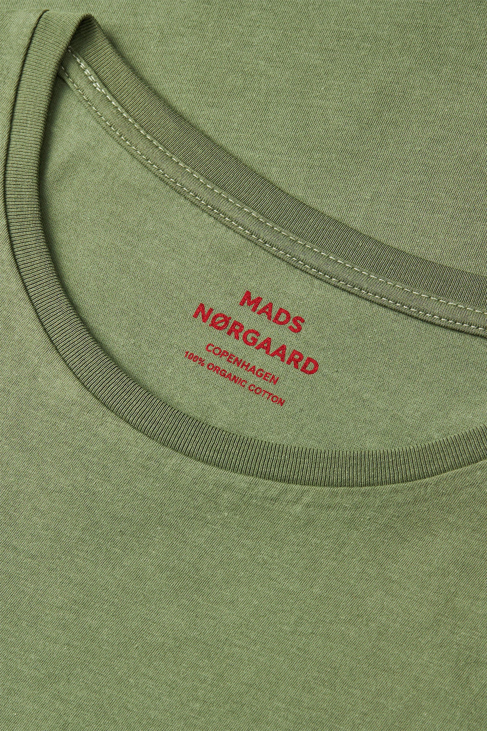 Mads Nørgaard Teasy Tee – tætsiddende T-shirt i 100% økologisk bomuld med korte vifteærmer. Blød, let og perfekt til enhver lejlighed. Cassandra.dk