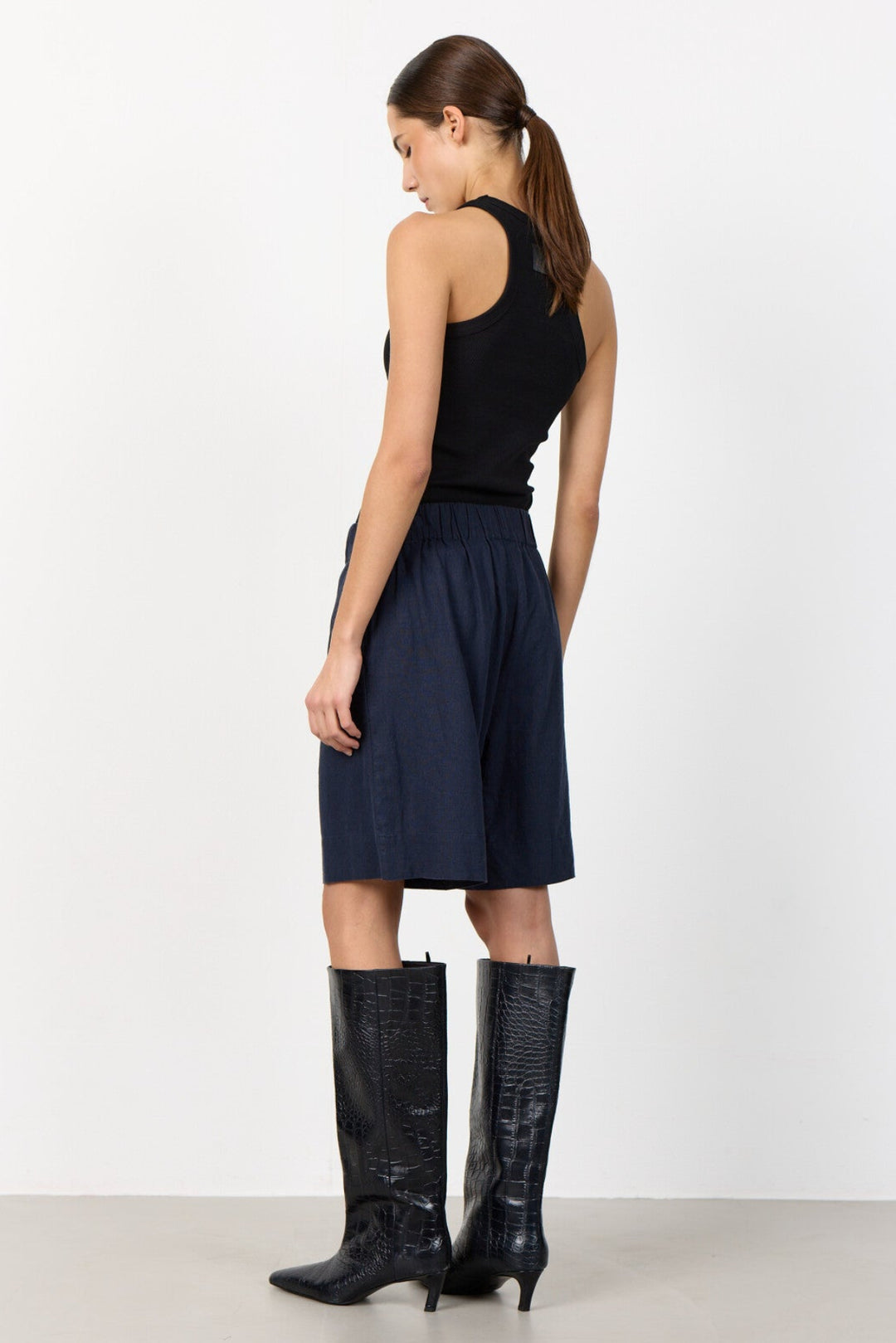 Leveté Room Naja 29 shorts i dark navy med elastisk talje.