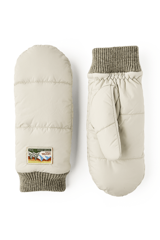 Hestra Otra Luffer i natural beige – quiltede, vindtætte og vandafvisende luffer med PrimaLoft Gold isolering og blødt børstet polyesterfor.
